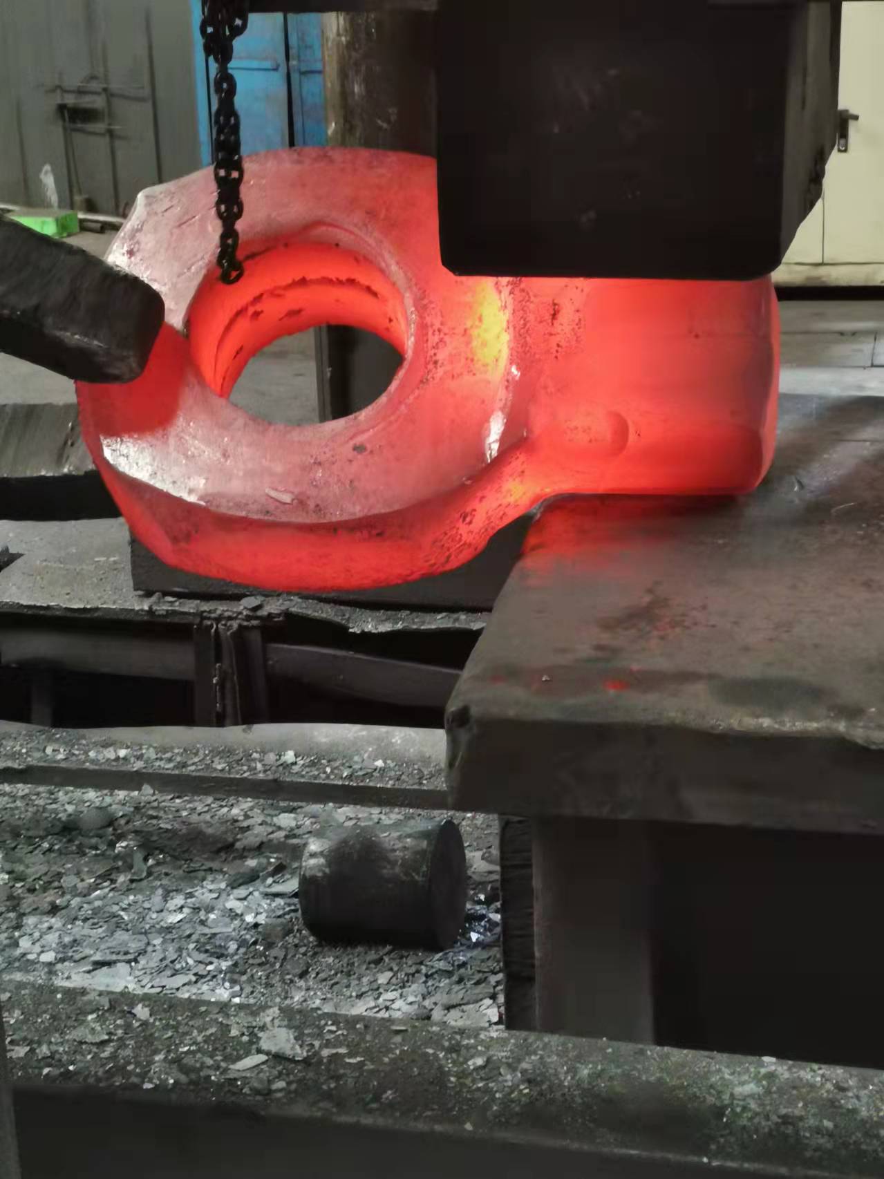 Brezplačni odkovki/veliki odkovki in sorodne industrije (vključno z obroči s premerom nad 500 mm in debelostenskimi brezšivnimi jeklenimi cevmi)